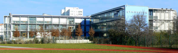 Gymnasium vom Sportplatz aus gesehen